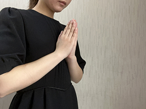 お葬式の服装の女性