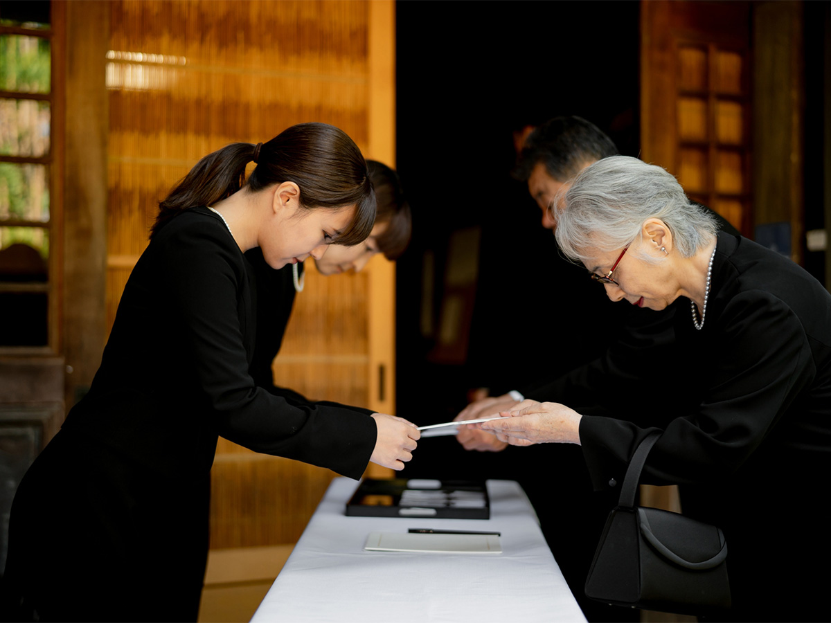 会社の人の家族葬で香典はどうする？参列する場合、しない場合、辞退された場合の対応